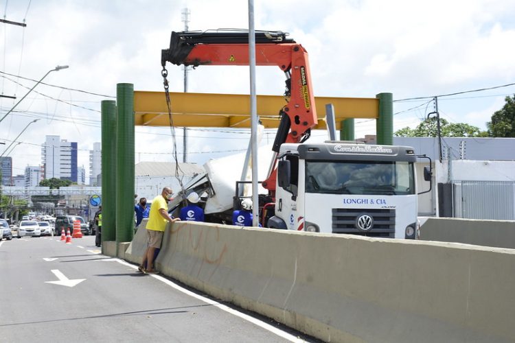 Acidente de trânsito no limitador de altura do complexo viário da Constantino Nery
Fotos Valdo Leão / Semcom