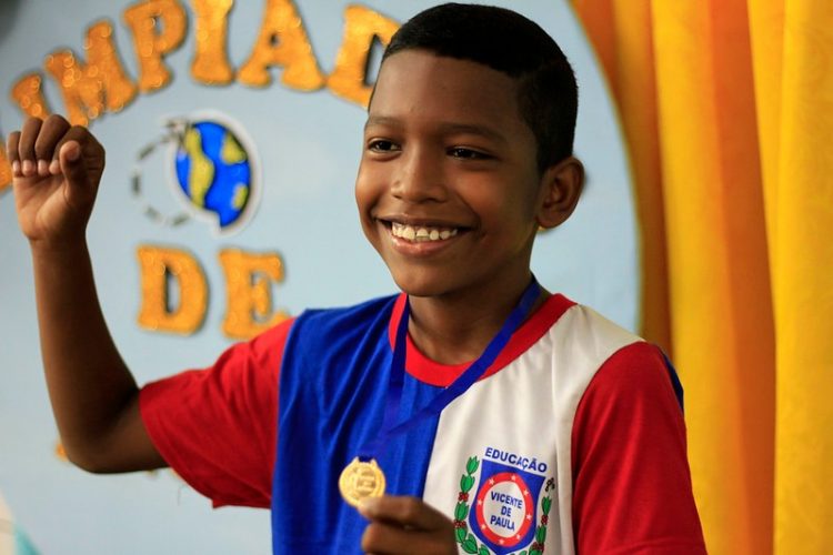 O estudante Antonio Vitor, 11, do 6º ano da escola municipal Vicente de Paula. Fotos – Marcio James / Semcom