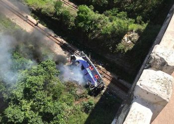 Ônibus cai de viaduto em João Monlevade. Foto: Reprodução/Redes sociais