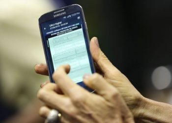 A diretora-presidente do Serpro, Glória Guimarães, apresenta a versão digital do Certificado de Registro e Licenciamento de Veículo (CRLVe).