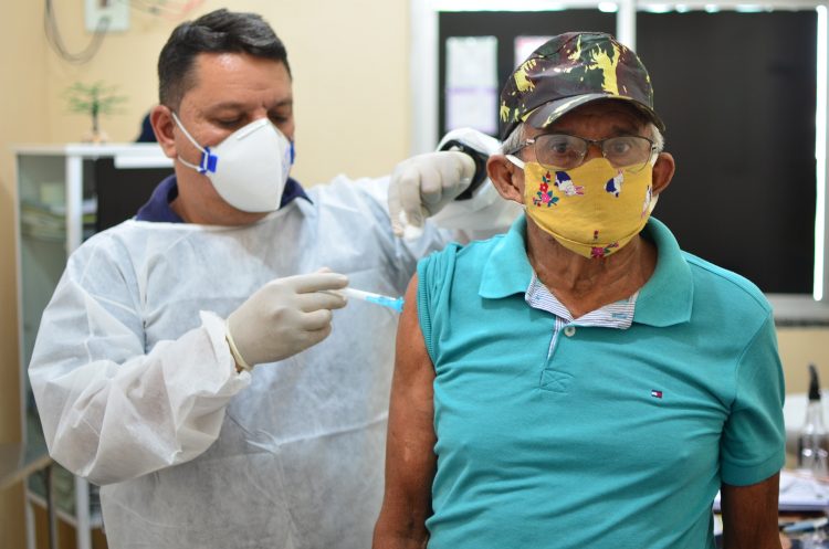Vacinação de idosos em Maués. Foto: Divulgação/ Semcom Maués