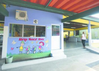 MANAUS -AM - 14/11/2011 - CIDADES - ABRIGO MOACYR ALVES, QUE ATENDE CRIANÇAS, JOVENS E ADULTOS DEFICIENTES FÍSICOS E MENTAIS. PESSOAS COM DEFICIÊNCIA QUE MORAM EM ABRIGOS E SÃO COMPROVADAMENTE INCAPAZES PARA A VIDA INDEPENDENTE VÃO PODER RECEBER UM SALÁRIO MÍNIMO POR MÊS PARA SUPRIR SUAS NECESSIDADES DE SOBREVIVÊNCIA. NUMA INICIATIVA DO INSTITUTO NACIONAL DO SEGURO SOCIAL (INSS) DO AMAZONAS, MINISTÉRIO PÚBLICO E VARAS DA FAMÍLIA, 13 INTERNOS DO ABRIGO MOACIR ALVES (AMA) PASSARAM A TER DIREITO DE RECEBER R$ 545, REFERENTE AO BENEFÍCIO DE PRESTAÇÃO CONTINUADA (BPC), CONCEDIDO POR MEIO DA LEI 12.435. FOTO ALEXANDRE FONSECA