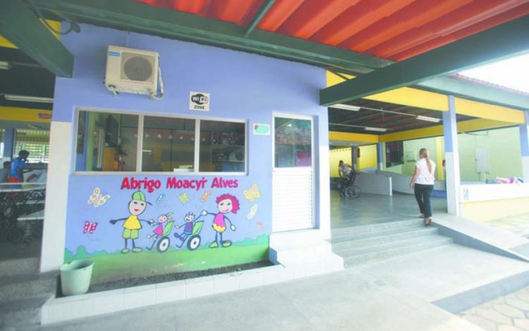 MANAUS -AM - 14/11/2011 - CIDADES - ABRIGO MOACYR ALVES, QUE ATENDE CRIANÇAS, JOVENS E ADULTOS DEFICIENTES FÍSICOS E MENTAIS. PESSOAS COM DEFICIÊNCIA QUE MORAM EM ABRIGOS E SÃO COMPROVADAMENTE INCAPAZES PARA A VIDA INDEPENDENTE VÃO PODER RECEBER UM SALÁRIO MÍNIMO POR MÊS PARA SUPRIR SUAS NECESSIDADES DE SOBREVIVÊNCIA. NUMA INICIATIVA DO INSTITUTO NACIONAL DO SEGURO SOCIAL (INSS) DO AMAZONAS, MINISTÉRIO PÚBLICO E VARAS DA FAMÍLIA, 13 INTERNOS DO ABRIGO MOACIR ALVES (AMA) PASSARAM A TER DIREITO DE RECEBER R$ 545, REFERENTE AO BENEFÍCIO DE PRESTAÇÃO CONTINUADA (BPC), CONCEDIDO POR MEIO DA LEI 12.435. FOTO ALEXANDRE FONSECA