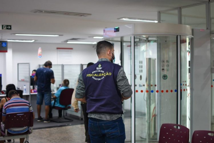 Os fiscais flagraram uma fila de clientes do lado de fora da agência. Foto: João Pedro Sales/Procon-AM