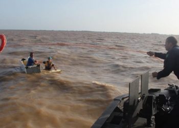 Sobreviventes de naufrágio no Rio Amazonas. Foto: Divulgação/ Marinha