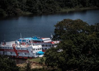 Pelos rios amazônicos, o Barco Hospital leva serviços de saúde a comunidades tradicionais da imensa floresta. Foto: Divulgação