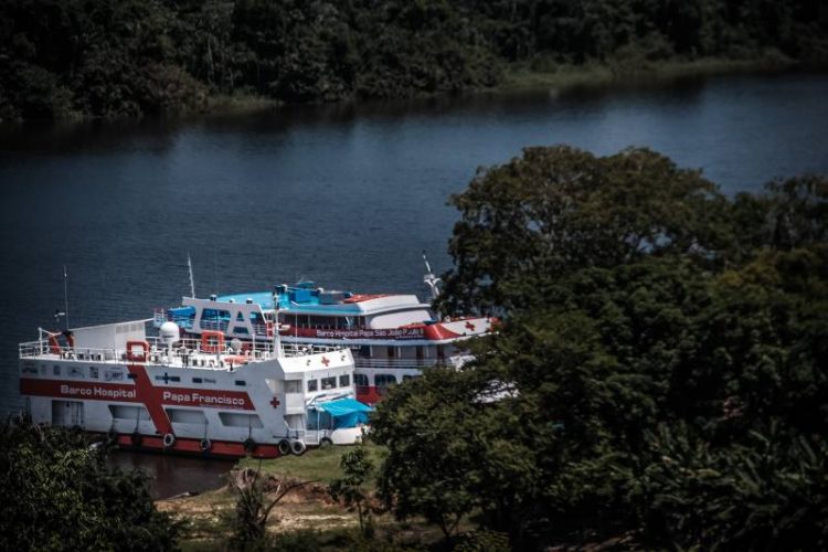 Pelos rios amazônicos, o Barco Hospital leva serviços de saúde a comunidades tradicionais da imensa floresta. Foto: Divulgação