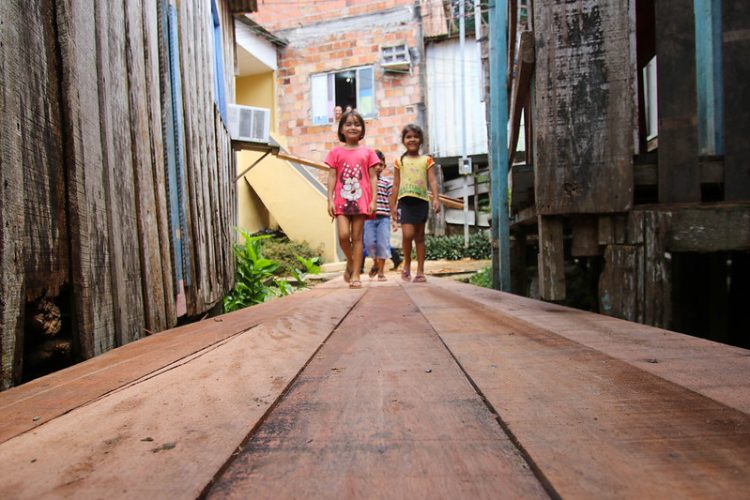 Pontes de madeira na Comunidade Santiago
Foto: Márcio Melo / Seminf