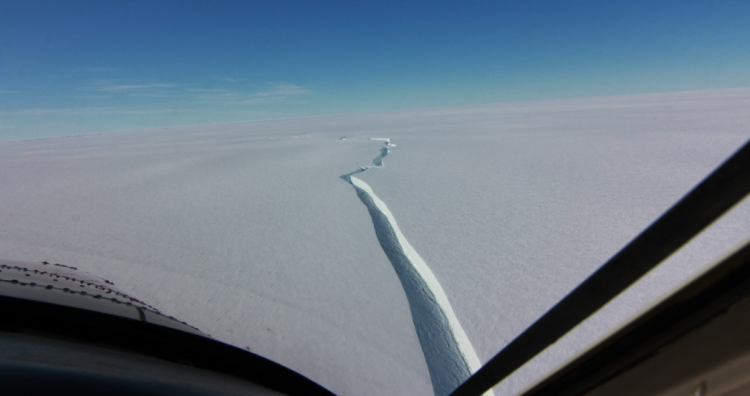 Uma vista aérea do iceberg que se separou da plataforma de gelo de Brunt. Ele mede cerca de 490 milhas quadradas (1.270 km quadrados) e tem quase 500 pés (150 metros) de espessura. Foto : British Antarctic Society