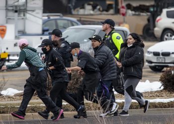 Policias tirando as pessoas do supermercado. Foto: Divulgação
