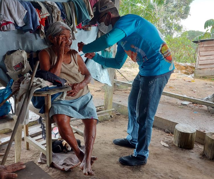 Idosa sendo vacinada em Maués Foto: Divulgação