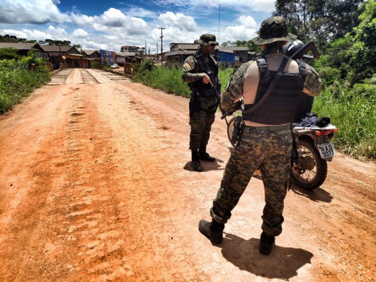 Equipe do Gefron fazendo patrulhamento da fronteira na ponte que liga o município de Plácido de Castro a Vila Evo Morales na Bolívia. Foto: Divuglação/ Governo do Acre