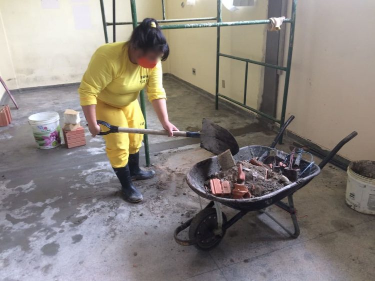 A Secretaria de Estado de Administração Penitenciária (Seap) iniciou, nesta semana, o processo de transformação do antigo prédio da Penitenciária Feminina de Manaus (PFM) em Centro Feminino de Educação e Capacitação (Cefec). No local serão ofertados cursos profissionalizantes e atividades laborais dos projetos de ressocialização para as apenadas.
A primeira obra realizada no espaço é a ampliação e reforma da sala onde irá funcionar o novo polo educacional no âmbito prisional. Em parceria com a Universidade Estácio de Sá, a modalidade de ensino a distância faz parte do programa desenvolvido pela Seap e a cogestora Reviver Administração Prisional Privada, “Libertando o Saber”.
O Complexo Penitenciário Anísio Jobim (Compaj) foi a primeira unidade a implantar o programa no primeiro semestre de 2020. Atualmente, 25 internos do regime fechado estão matriculados em cursos de Ensino Superior a Distância.
Segundo a gerente administrativa do Cefec, Rafaela Lima, o polo será um diferencial no local, pois não serão ofertados somente cursos de graduação.
“A nossa pretensão é abrir um leque de oportunidades para as reeducandas, ofertando, além da graduação, o supletivo, que vai permitir que aquelas que não tenham concluído a alfabetização, e/ou o Ensino Fundamental e Médio o façam, e há ainda os cursos tecnólogos”.
Para o diretor do Cefec, capitão Paulo Sérgio Cordeiro, essa mudança no sistema prisional representa uma nova fase no processo de ressocialização das presas.
“Todas as internas da PFM fazem parte do programa ‘Trabalhando a Liberdade’, e agora com o Cefec elas não somente irão trabalhar, como também poderão se dedicar aos estudos, buscar o aperfeiçoamento e, se desejarem, ingressar em um curso superior. Hoje, elas têm a possibilidade de mudar suas vidas enquanto ainda cumprem suas penas”, finalizou Cordeiro.
Mão de obra carcerária – A ampliação e reforma do novo espaço está sendo realizada por um interno do Compaj e três reeducandas da PFM. Os privados de liberdade executam serviços de alvenaria, elétrica e pintura. A estimativa é de que a obra dure 15 dias.
Todos irão receber a remição de um dia da pena a cada três dias trabalhados, previsto na Lei de Execução Penal (LEP), Lei nº 7.210.
FOTOS: Divulgação/Seap