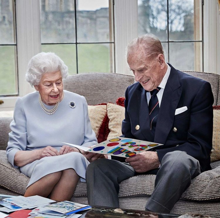 A rainha Eizabeth e o príncipe Philip (Foto: Reprodução Instagram/Chris Jackson)