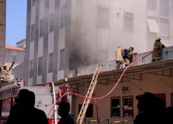 Bombeiros controlam incêndio no hospital de Bonsucesso, na zona norte do Rio de Janeiro.