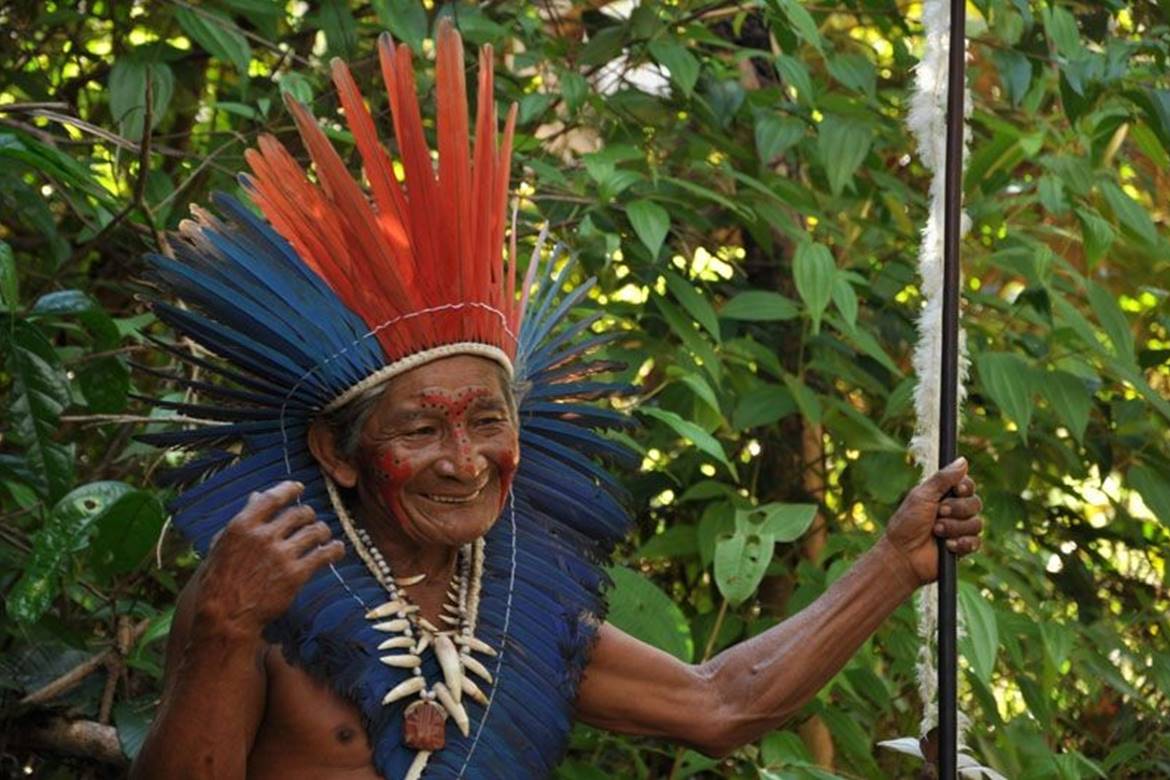 Liderança espiritual, o pajé exerce a função de curandeiro e conselheiro Liderança espiritual, o pajé exerce a função de curandeiro e conselheiro