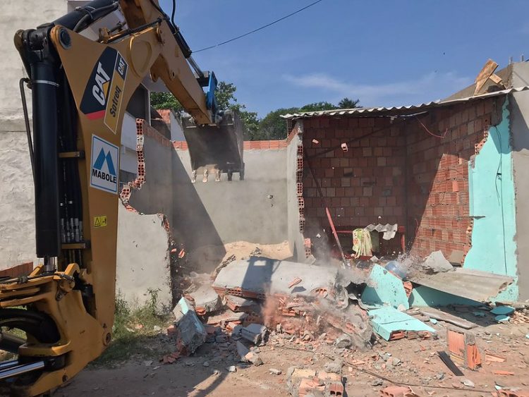 Prefeitura faz demolições em ocupações irregulares em área de preservação permanente do Promindu
Fotos: Divulgação / Implurb