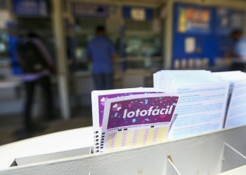 Apostadores fazem filas em casas lotéricas de Brasília. A Caixa Econômica Federal sorteia amanhã (12) a lotofácil da Independência. Foto: © Marcelo Camargo/Agência Brasil