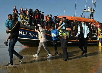 Imigrantes no Canal da Mancha. Foto- Reprodução:Twitter/RFI Brasil