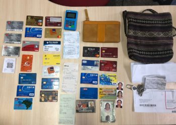 dupla em flagrante pela prática do “golpe da baluda”
Prática usada pelos infratores era oferecer recompensa às vítimas que achassem objeto de alto valor, supostamente perdido
A Polícia Civil do Amazonas (PC-AM), por meio das equipes de investigação do 22º Distrito Integrado de Polícia (DIP), prendeu, em flagrante, na tarde da terça-feira (19/10), por volta das 13h, Evandro Rebelo do Espírito Santo, 48, e Luiz Carlos Pinto Nunes, 19, pelo crime de estelionato praticado contra uma senhora de 55 anos. As prisões ocorreram em um shopping da capital, na avenida Djalma Batista, bairro Chapada, zona centro-sul.
De acordo com a delegada Juliana Tuma, titular do 22º DIP, a ação criminosa aconteceu na manhã de ontem (19/10), por volta de 11h, na rua Ramos Ferreira, no Centro de Manaus. Após ter sido vítima do golpe, a mulher registrou a ocorrência na delegacia, onde, posteriormente, a mesma também fez o reconhecimento da dupla.
“Há mais ou menos dois meses, estamos monitorando essa dupla, e durante as diligências, percebemos que ela costumava atuar nos perímetros de um estabelecimento comercial da zona centro-sul, cujos alvos mais comuns, eram pessoas que geralmente faziam saques em caixas eletrônicos. Porém, ainda ontem, durante abordagem e revista, encontramos com eles os documentos pessoais da mulher, momento em que realizamos as prisões, em flagrante”, contou a delegada.
Segundo a autoridade policial, Evandro já havia sido preso anteriormente pela mesma prática criminosa, que é conhecida como “golpe da baluda”, cuja maneira de agir se dava quando um dos indivíduos oferecia para vítima oportunidade de ganho de recompensa, por esta achar um objeto de alto valor, supostamente perdido.
“Esses objetos perdidos podiam ser cheques bancários, por exemplo, e a partir disso, com o apoio do coautor eles encenavam uma suposta recompensa, feita em um local distante da abordagem. Lá, eles solicitavam à vítima que entregasse seus pertences como garantia, e, após isso efetuavam a fuga”, explicou a delegada.
A titular informou que com os indivíduos também foram encontrados diversos cartões bancários e documentos pessoais, possivelmente de outras vítimas.
Procedimentos – Evandro e Luiz Carlos foram presos em flagrante pelo crime de estelionato. Os indivíduos foram encaminhados a Central de Recebimento e Triagem (CRT), onde ficaram à disposição da Justiça.
FOTOS: Erlon Rodrigues e Divulgação/PC-AM