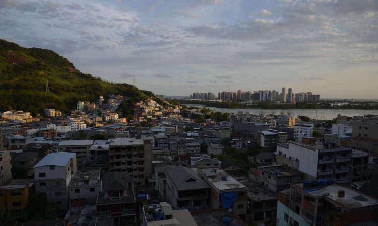 Vista da comunidade da Muzema, na zona oeste da cidade do Rio de Janeiro, onde dois prédios desabaram. Foto: © Fernando Frazão/Agência Brasil