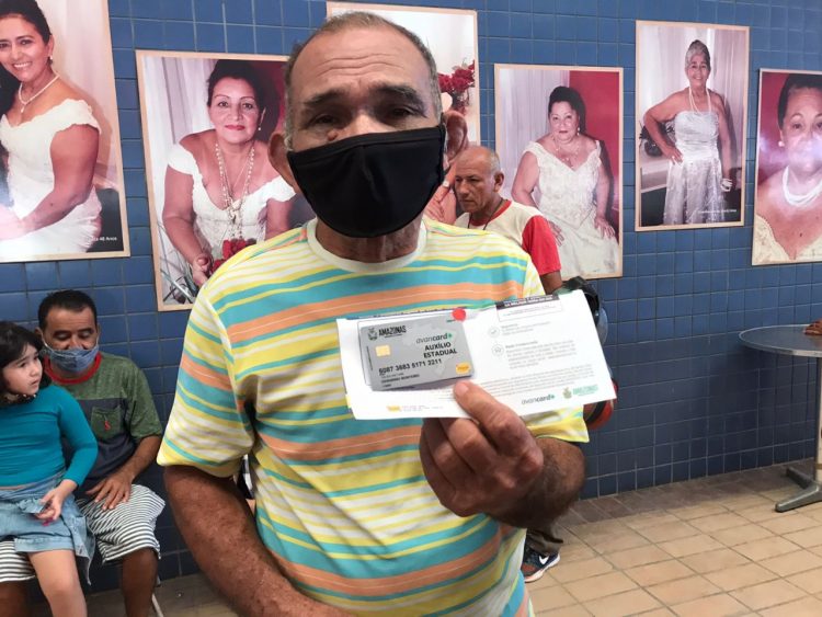 Entrega do cartão do Auxílio Estadual em Manaus. Foto:Divulgação/Ana Luiza Santos/Seas