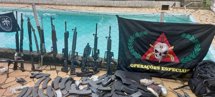 Armamento apreendido durante operação da PM e PRF que resultou na morte de 25 suspeitos de roubo a bancos em Varginha (MG) — Foto: Divulgação/Polícia Militar