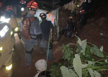 Corpo de Bombeiros de São Paulo realizam buscas por sobreviventes em deslizamento de terra. Foto: Divulgação/ Corpo de Bombeiros de São Paulo