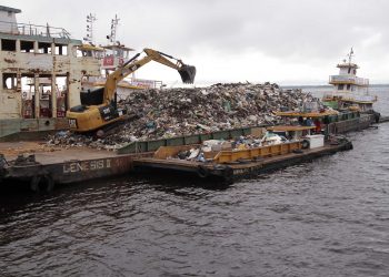 Transbordo de 700 toneladas de resíduos sólidos
Fotos Altemar Alcantara / Semom