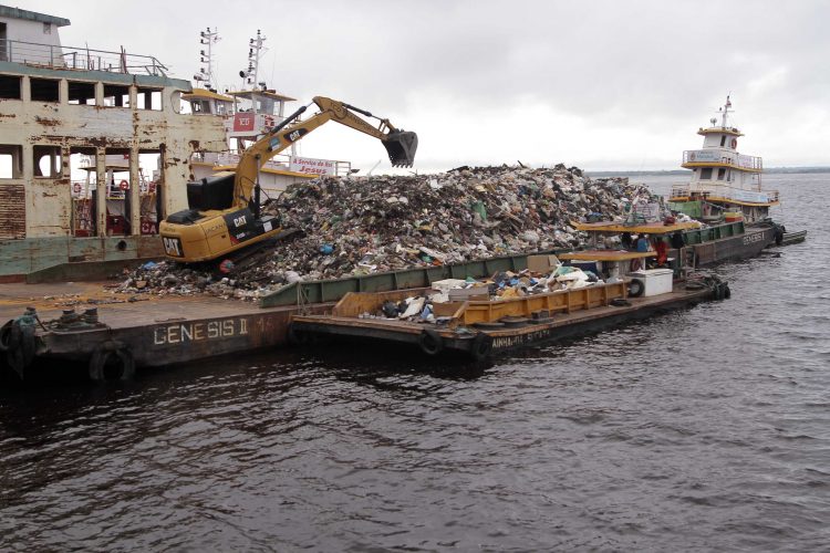 Transbordo de 700 toneladas de resíduos sólidos
Fotos Altemar Alcantara / Semom