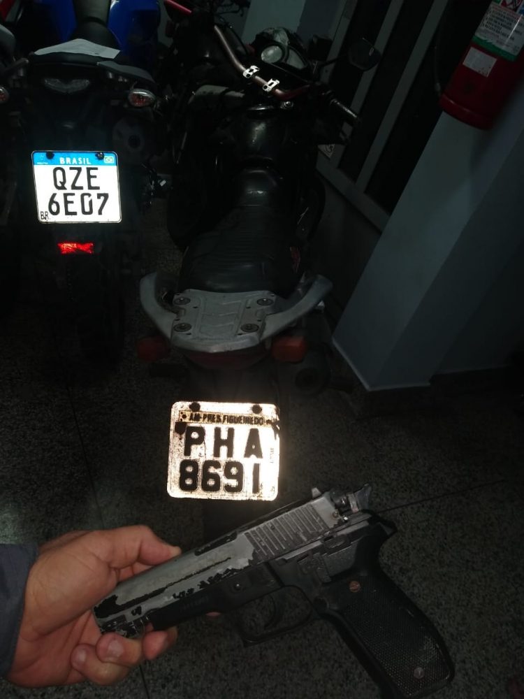 Foram apreendidos um simulacro tipo pistola e dois capacetes, de cores preta e vermelha.FOTO: Divulgação/PMAM