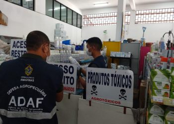 No total, 38 litros e 23 quilos de defensivos agrícolas sem cadastro junto à autarquia foram recolhidos em revenda clandestina. FOTO: Divulgação/ Adaf