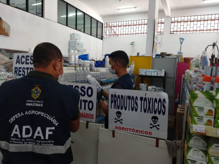 No total, 38 litros e 23 quilos de defensivos agrícolas sem cadastro junto à autarquia foram recolhidos em revenda clandestina. FOTO: Divulgação/ Adaf