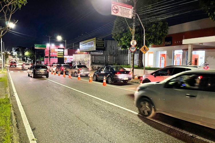 O Departamento Estadual de Trânsito do Amazonas (Detran-AM) realizou a operação “Lei Seca” no feriadão de carnaval e vistoriou 259 veículos. Ao volante, 91 condutores foram flagrados no teste do bafômetro. 
As fiscalizações foram feitas pelos agentes do Detran Amazonas que atuam no Núcleo Especializado em Operações de Trânsito (Neot).
Eles também removeram 25 veículos ao parqueamento por diversas irregularidades, que não puderam ser sanadas no local ou estavam com o licenciamento em atraso    
As fiscalizações foram realizadas nas Avenidas do Turismo, Torquato Tapajós, na zona oeste de Manaus, na Djalma Batista, e Avenida Professor Nilton Lins, na zona centro-sul. Também houve fiscalização nas Avenidas Ipiranga e Itaúba, na zona sul e leste, respectivamente. Além das rodovias AM 010 e AM 070.    
Lei Seca – A Lei 13.546/17, aprovada em dezembro de 2017, do Código de Trânsito Brasileiro (CTB), alterada em abril de 2018, estabeleceu mais rigor para o motorista que praticar o homicídio culposo (sem intenção) ou de lesão corporal de natureza grave ou gravíssima, sob o efeito de álcool ou de outras substâncias psicoativas que causem dependência.  
De acordo com o CTB, a penalidade para quem dirige  alcoolizado é de R$ 2.934,70. 
Foto: Divulgação/Detran-AM
