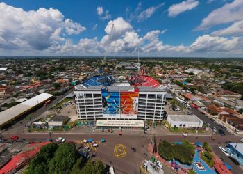 O local tem suas arquibancadas pintadas de um lado azul e do outro lado vermelho, sinalizando o local onde cada torcida se reúne para assistir seu boi. FOTO: Tadeu Rocha/Amazonastur
