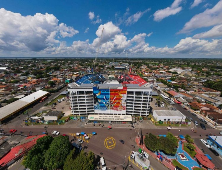 O local tem suas arquibancadas pintadas de um lado azul e do outro lado vermelho, sinalizando o local onde cada torcida se reúne para assistir seu boi. FOTO: Tadeu Rocha/Amazonastur