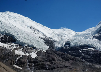 Geleira e montanha ao longo da estrada Friendship Highway, no Tibete, em 19 de maio de 2014 (Foto- Wikimedia Commons )