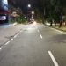 Implantação de sinalização viária na cidade avança
05/07/2022 18h03
Compartilhar via Facebook
Compartilhar via Twitter
Mais de 30 mil metros quadrados de pinturas já foram aplicados nas vias de todas as zonas da cidade pela Prefeitura de Manaus em 2022. Logo após os trabalhos de recuperação asfáltica, executados pelo programa “Asfalta Manaus”, as equipes do Instituto Municipal de Mobilidade Urbana (IMMU), entram com a implantação das sinalizações vertical e horizontal, indispensáveis para garantir a segurança nos corredores viários da cidade.
“A prefeitura está trabalhando para ordenar o trânsito na cidade, são medidas que evitam acidentes, dividem as faixas de circulação e acima de tudo, deixam as vias mais seguras, tanto para os veículos quanto para os pedestres. Estamos avançando para dentro dos bairros e em todas as zonas geográficas da cidade”, informou o diretor de Engenharia do IMMU, Uarodi Guedes.
Faixas de pedestres, linhas de retenção, linhas de bordo, linhas de divisão de pista e de divisão de fluxo e pinturas de lombadas foram realizadas no bairro Lírio do Vale e Petrópolis. Na rua Jorge Luiz Milani no trecho entre a avenida Torquato Tapajós e a rua Comandante Henrique Bastos no bairro da Paz foram pintadas marcas de canalização. O IMMU priorizou áreas com intensa travessia de pedestres, como trechos nas feiras, escolas e cruzamentos.
Desde o início de julho, a prefeitura vem reforçando a sinalização nas vias das zonas Sul e Centro-Oeste, que receberam asfalto, e agora estão tendo as pinturas viárias revitalizadas, como também, placas de regulamentação para orientar os motoristas e pedestres durante a circulação.
“A partir de agora nós vamos trabalhar na fluidez dos veículos, com medidas para beneficiar a população. Vamos realizar pesquisas volumétricas para saber onde podemos alterar fluxos nas vias, qual a melhor sinalização a ser aplicada, evitar congestionamentos e melhorar o trânsito de nossa cidade”, concluiu Guedes.
— — —
Texto – Marcelo Lima / IMMU
Foto – Divulgação / IMMU