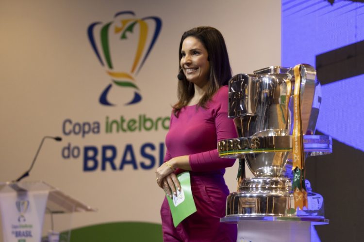 A jornalista Lizandra Trindade apresentou o sorteio nesta sexta-feira
Créditos: Lucas Figueiredo/CBF