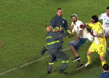 No jogo contra o Santos, na noite de quarta, Cássio foi atingido nas costas por um torcedor que invadiu o gramado. Antes disso, rojões já tinham sido arremessados na área onde o goleiro atuou no segundo tempo. Foto: Reprodução | Internet