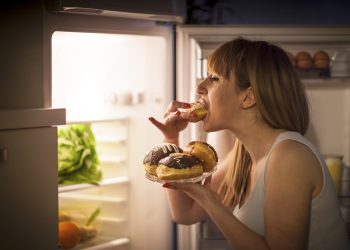 Acordar na madrugada para comer pode ser distúrbio de sono.