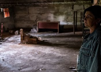 Mulher no abrigo do porão da escola severamente danificada, onde ela é vice-diretora . Foto: Unicef/Ashley Gilbertson | ONU