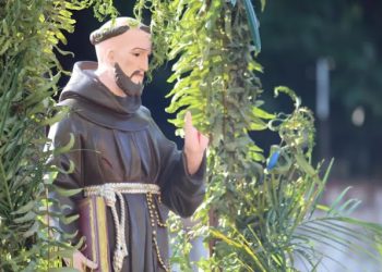 A Paróquia informou que o pedaço de madeira também atingiu fiéis que participavam do evento religioso