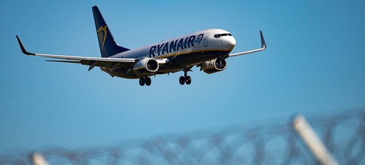 Avião da empresa Ryanair pede permissão para pouso. Foto: Unsplash: Fotis Christopoulos