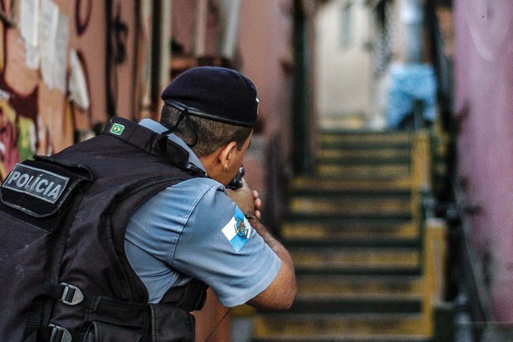 RIO DE JANEIRO,RJ,21.07.2014:OPERAÇÃO-ALEMÃO - Operação da Polícia Militar no Complexo do Alemão, no Rio de Janeiro, RJ, nesta segunda-feira (21). O objetivo da operação é fazer o cerco e a varredura para prender traficantes e apreender armas e drogas em todas as comunidades que fazem parte do complexo de favelas.  . (Foto: Daniel Amaral/Futura Press/Folhapress)