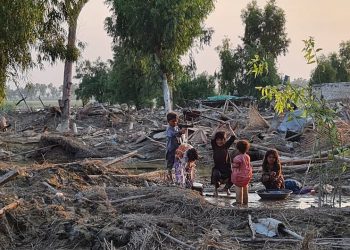 © Acnur:Qaiser Khan Afridi Crianças refugiadas afegãs brincam perto de uma bomba de abastecimento de água na aldeia de refugiados de Kheshgi, no distrito de Nowshera, Paquistão