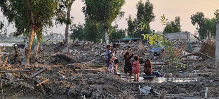© Acnur:Qaiser Khan Afridi Crianças refugiadas afegãs brincam perto de uma bomba de abastecimento de água na aldeia de refugiados de Kheshgi, no distrito de Nowshera, Paquistão