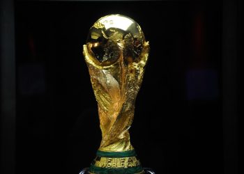 Depois de passar por cerca de 80 países, o troféu da Copa do Mundo de 2014 chegou ontem (21) ao Rio de Janeiro, aonde ficará exposta até o próximo dia 25 no Maracanã (Tânia Rêgo/Agência Brasil)