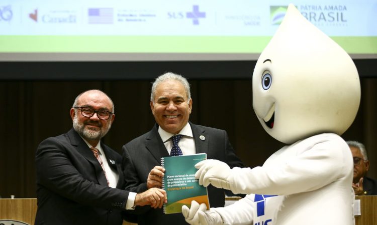 O secretário de vigilância em saúde, Arnaldo Medeiros, e o ministro da Saúde, Marcelo Queiroga, durante o lançamento do Plano Nacional de Resposta à Evento de Detecção de Poliovírus e Surto de Poliomielite - Foto: © Marcelo Camargo/Agência Brasil
