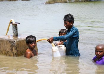 © Unicef:Asad Zaidi Meninos coletam água potável de uma linha de abastecimento de água durante enchente na província de Sindh, Paquistão